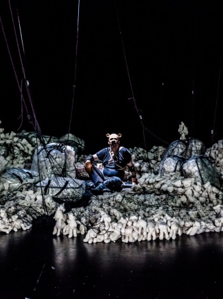 DANS LA PEAU DE L'OURS